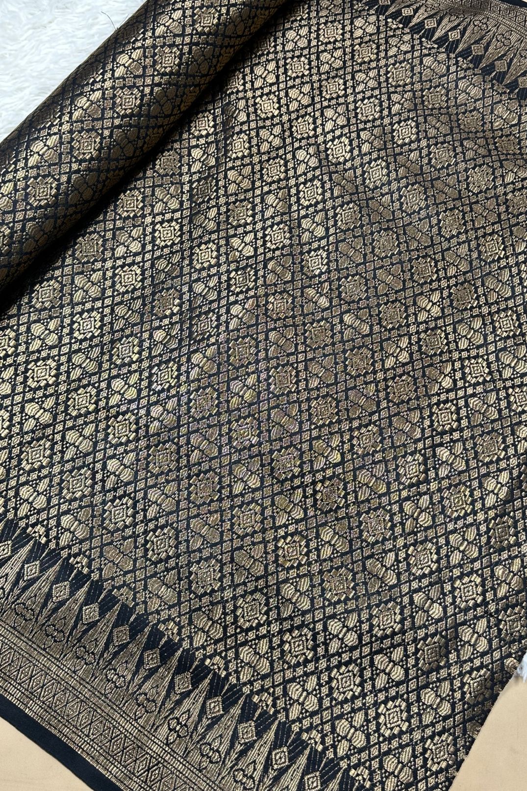 Peti Anggun Metallic Songket 44"