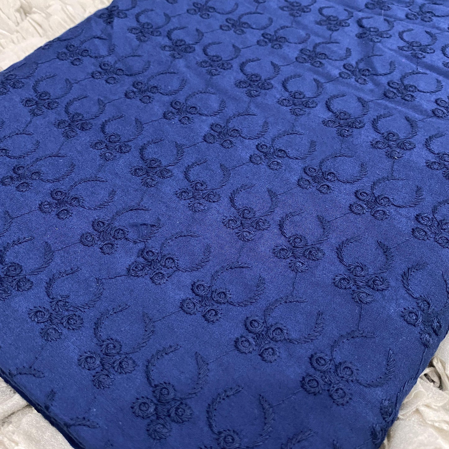 Floral Ring Pure Cotton Embroidery Bidang 44'' Open Meter Cotton Cambric Chikan Moden Raya 2024 Kain Pasang Moden Terbaru 2024 Style Murah Estetik bergaya Raya Tema Raya Baju Kurung Terlaris