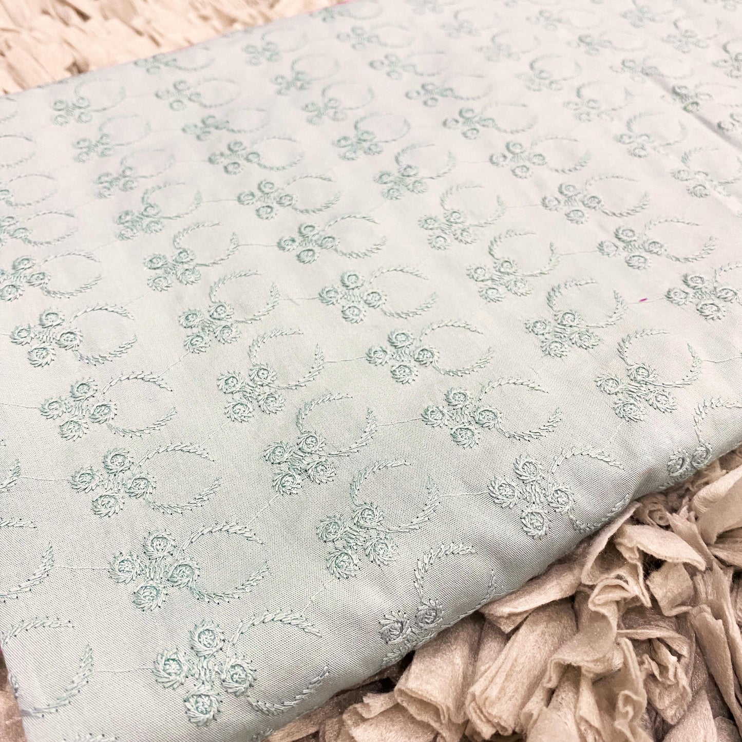 Floral Ring Pure Cotton Embroidery Bidang 44'' Open Meter Cotton Cambric Chikan Moden Raya 2024 Kain Pasang Moden Terbaru 2024 Style Murah Estetik bergaya Raya Tema Raya Baju Kurung Terlaris