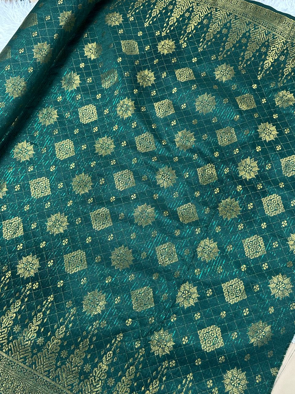 Pagoda One Side Border Songket 44"