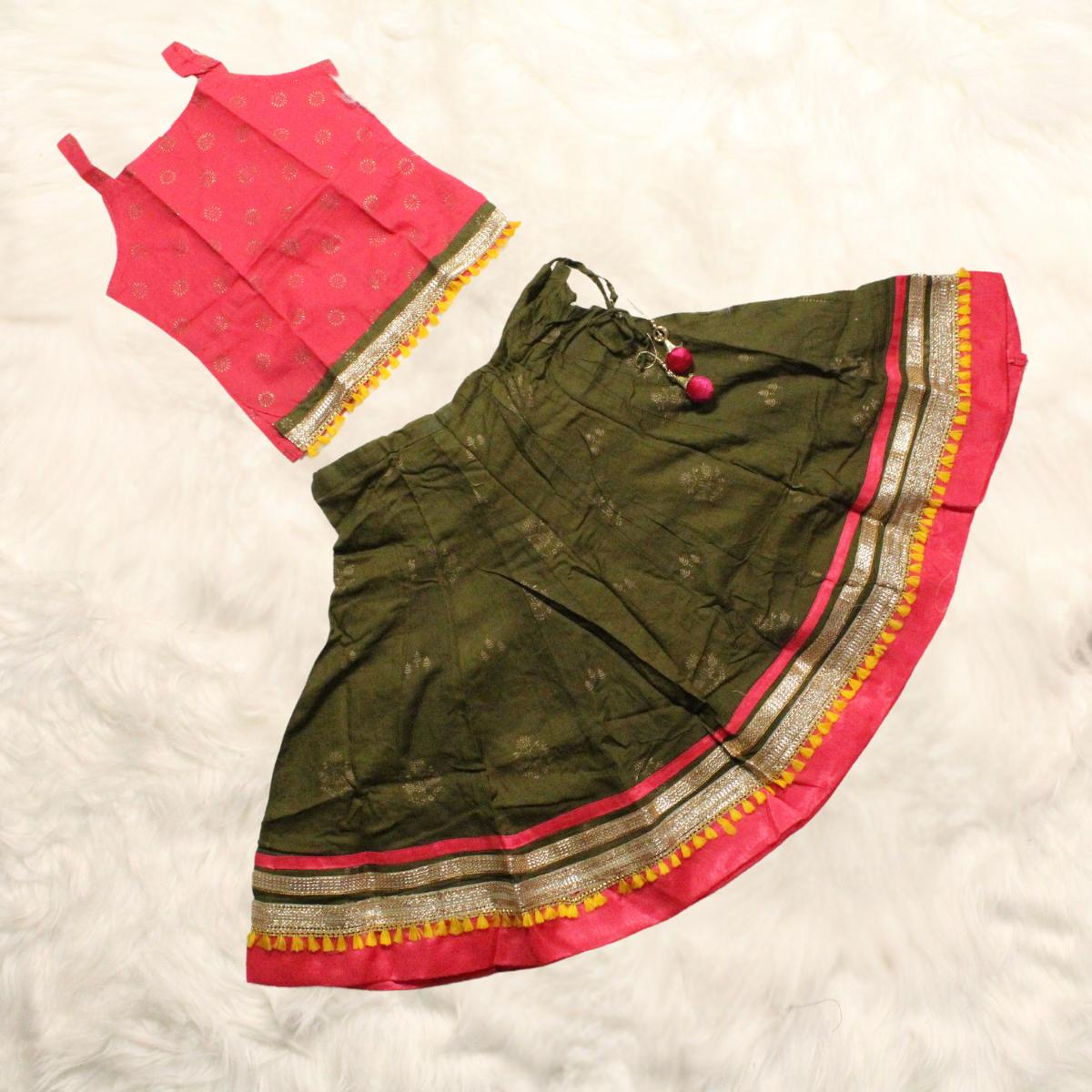 Kamdar Aadhira Girls Pattu Pavadai Sattai Lehenga Choli Set Skirt Pakaian Bertingkat Cetak Bunga dengan Atasan Tanpa Lengan Gaya Tank-Top Pakaian Mewah Cantik untuk Deepavali Diwali Pakaian Kanak-kanak Kasual Kapas Emas