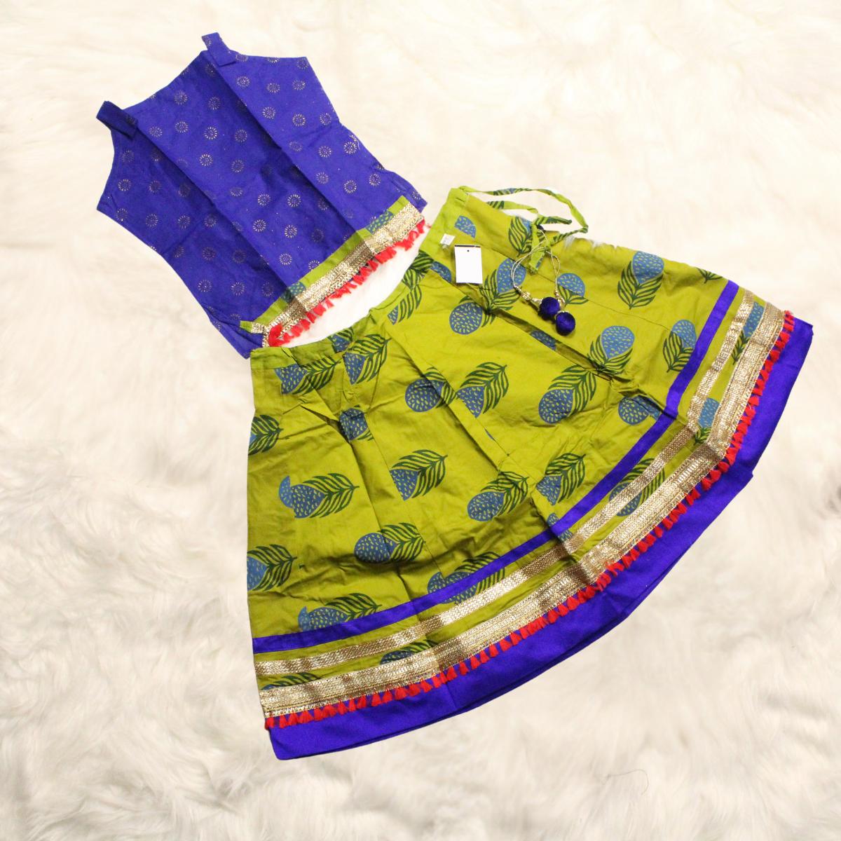 Kamdar Aadhira Girls Pattu Pavadai Sattai Lehenga Choli Set Skirt Pakaian Bertingkat Cetak Bunga dengan Atasan Tanpa Lengan Gaya Tank-Top Pakaian Mewah Cantik untuk Deepavali Diwali Pakaian Kanak-kanak Kasual Kapas Emas
