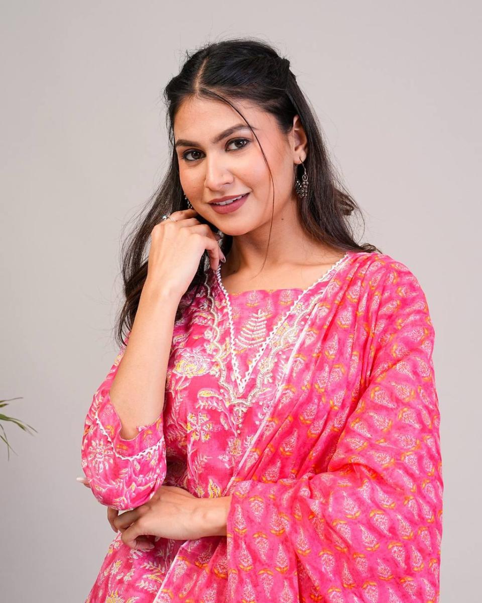 Set Kurti Kapas Premium KAMDAR Suman Dengan Dupatta Sedia untuk Wanita Tema Pakaian Trendi Bollywood Pakaian Tradisional Deepavali 2024 Lengan Pakaian
