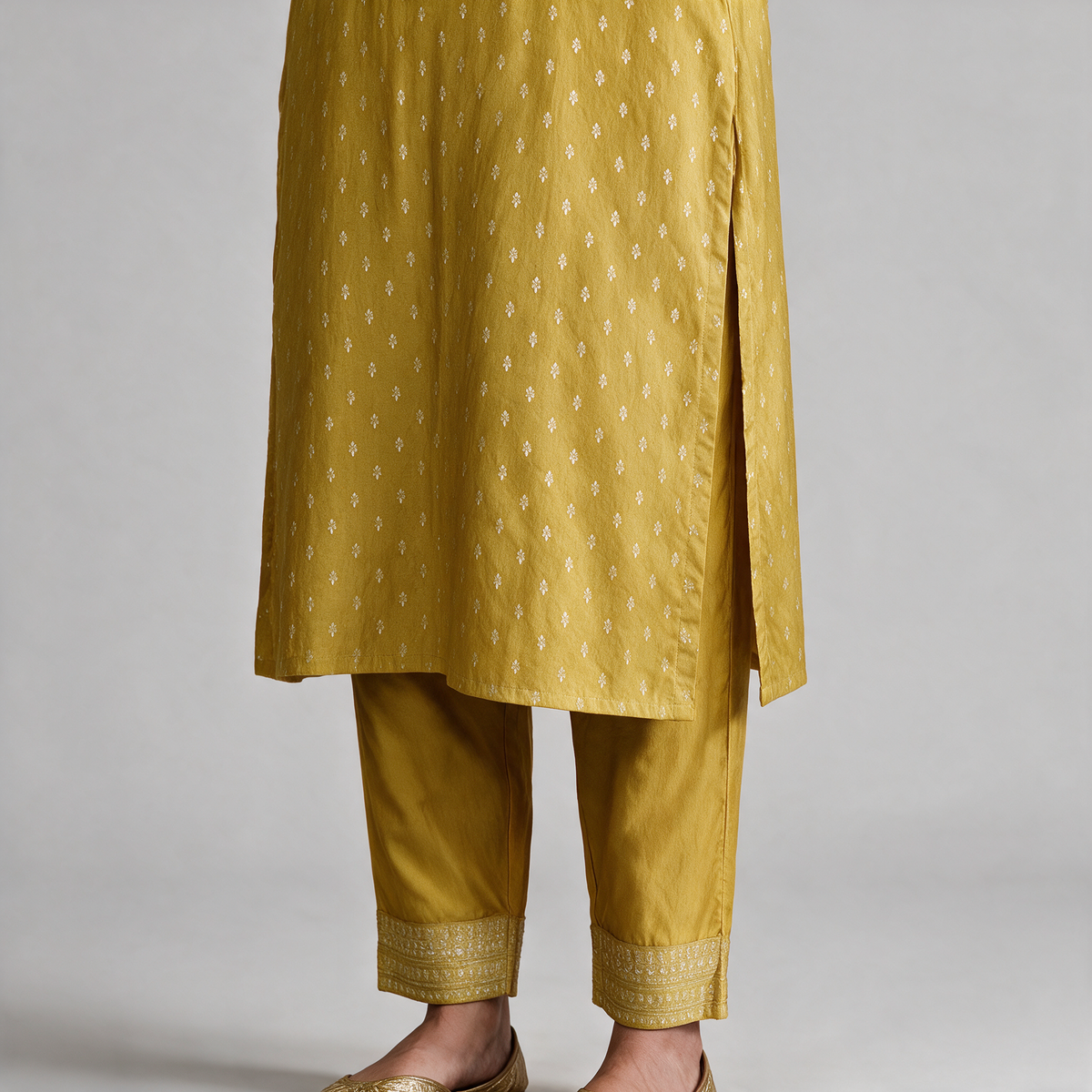 Women's Embroidered Kurta Set with Dupatta - Hem