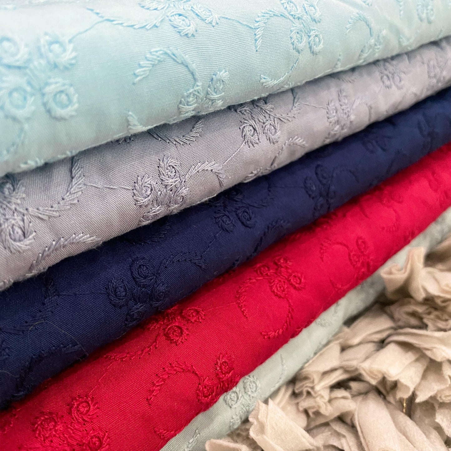 Floral Ring Pure Cotton Embroidery Bidang 44'' Open Meter Cotton Cambric Chikan Moden Raya 2024 Kain Pasang Moden Terbaru 2024 Style Murah Estetik bergaya Raya Tema Raya Baju Kurung Terlaris