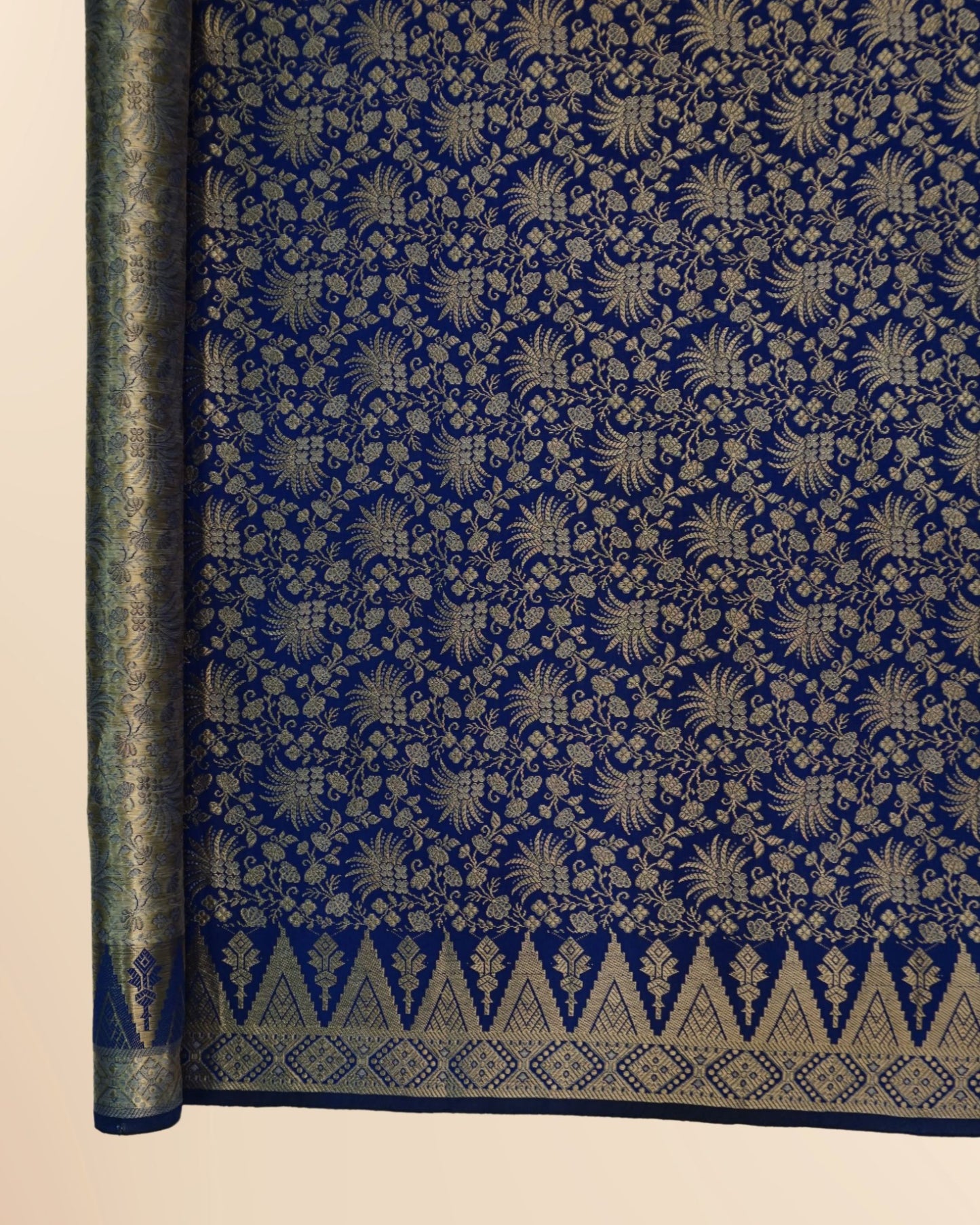 Amsyar Gold Jacquard with Stone 44"