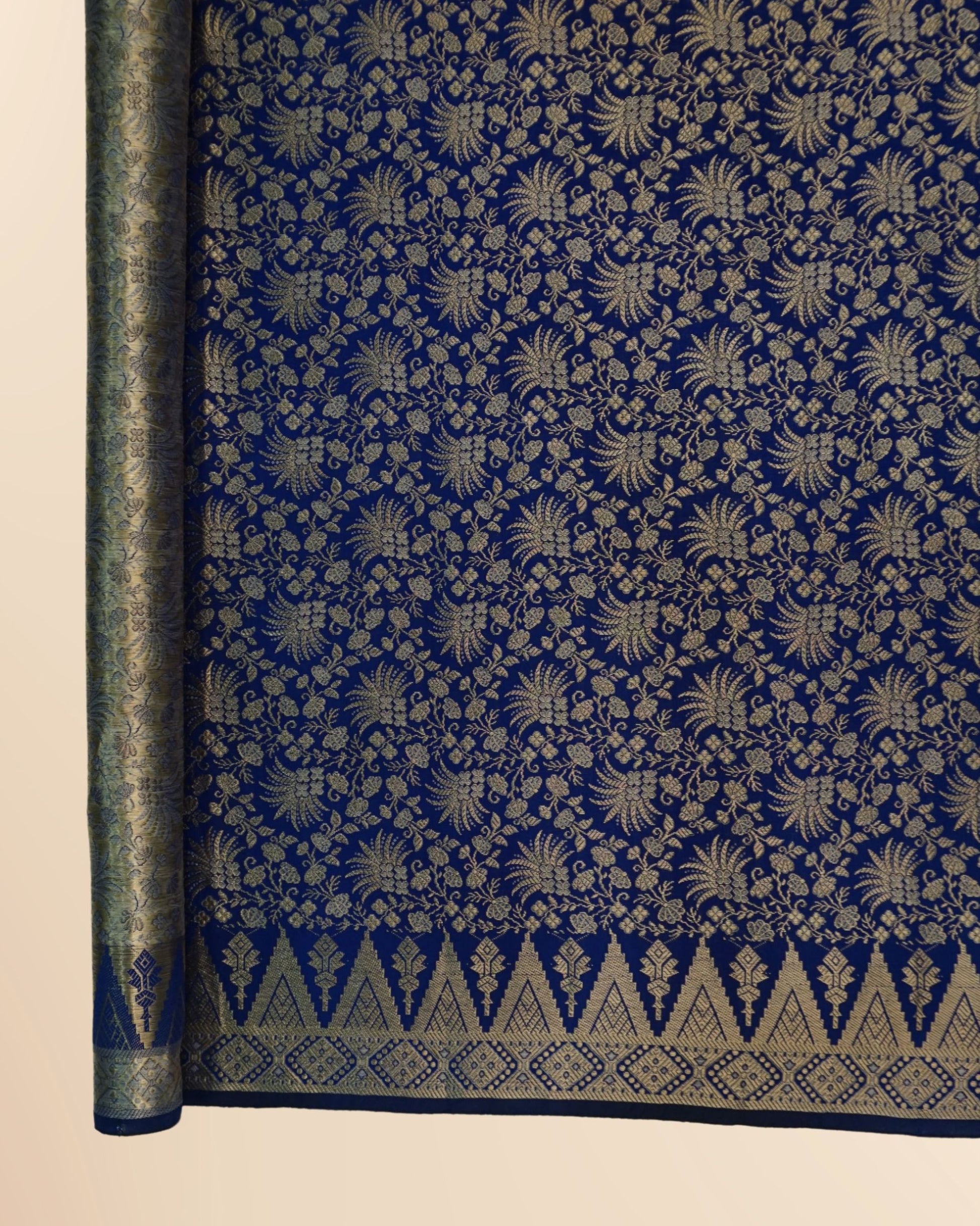 Amsyar Gold Jacquard with Stone 44"