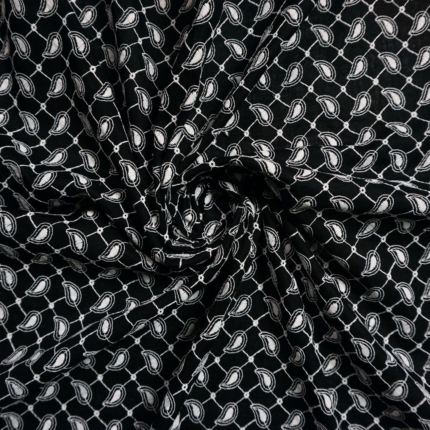 KAMDAR Cotton Cambric Embroidery Layla 60S Bidang 44" Black White Open Meter (Kain Ela) - Texture & Timbul